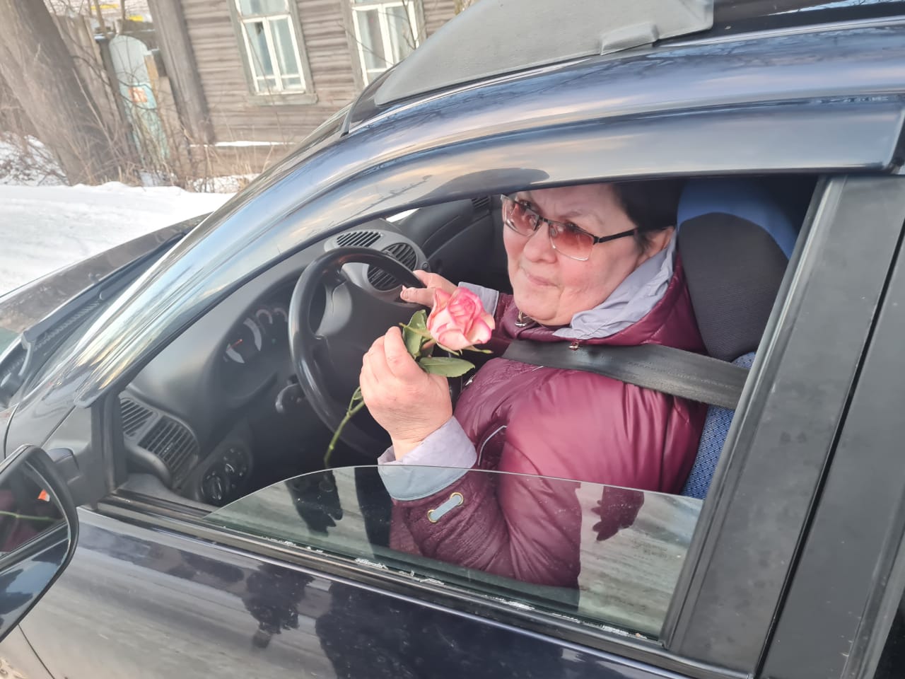 В Бологое сотрудники ГИБДД поздравили женщин с 8 марта