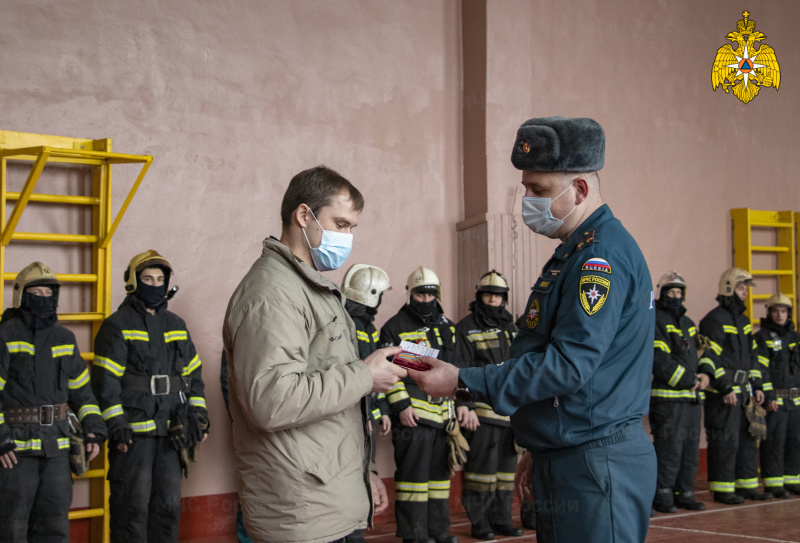 Житель Вышнего Волочка получил медаль за спасение ребенка Житель Вышнего Волочка получил медаль за спасение ребенка