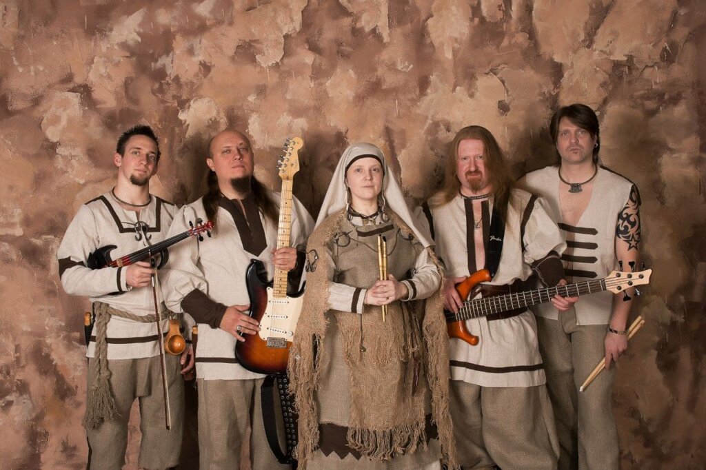 Тролль почти начал гнуть ель в Твери