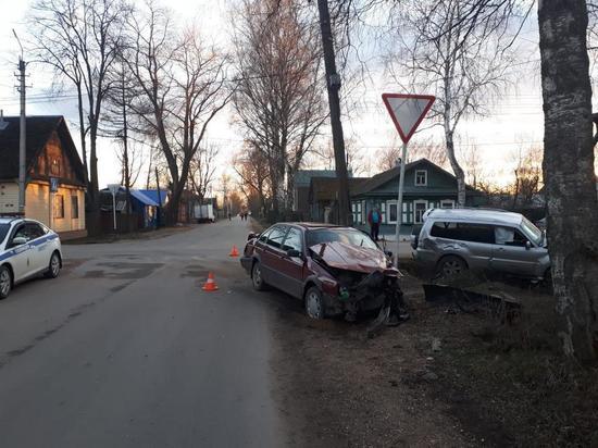 В Осташкове произошла авария с участием двух иномарок