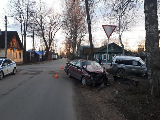 В Осташкове произошла авария с участием двух иномарок В Осташкове произошла авария с участием двух иномарок