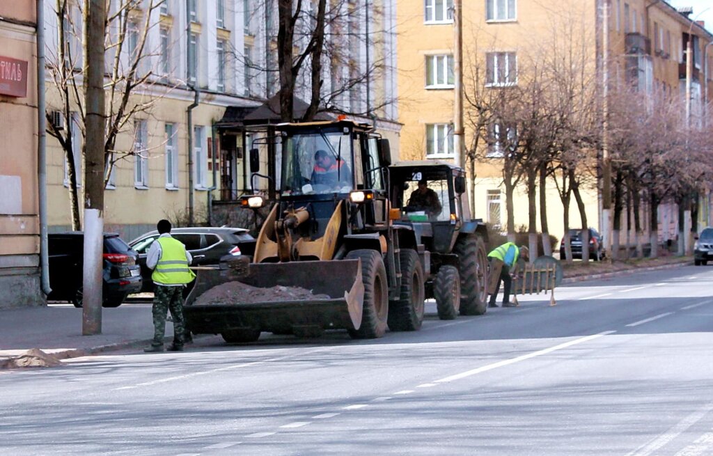 В Твери в круглосуточном режиме производится уборка проезжей части
