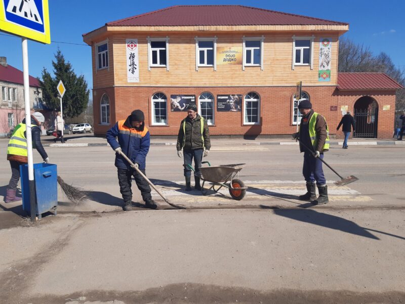 В Торопце после зимы устроили генеральную уборку улиц В Торопце после зимы устроили генеральную уборку улиц
