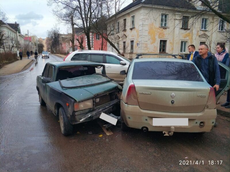 В Твери произошло тройное ДТП В Твери произошло тройное ДТП