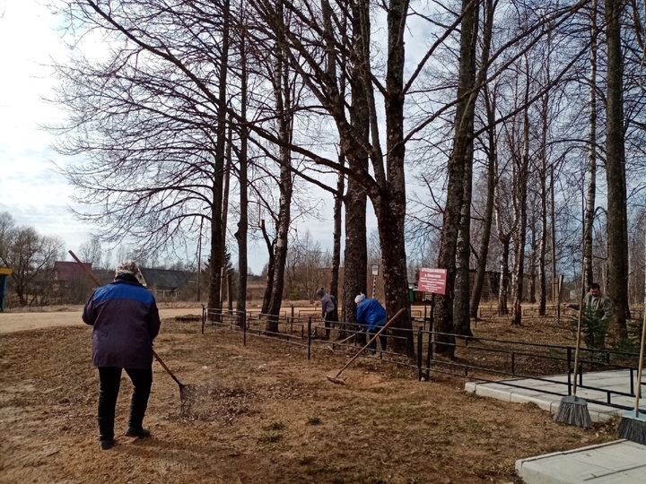 Оленинские школьники привели в порядок братскую могилу
