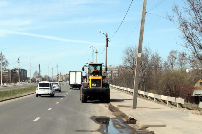В Твери в круглосуточном режиме производится уборка проезжей части