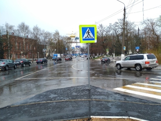 В Твери знак пешеходного перехода вырос посреди дороги В Твери знак пешеходного перехода вырос посреди дороги