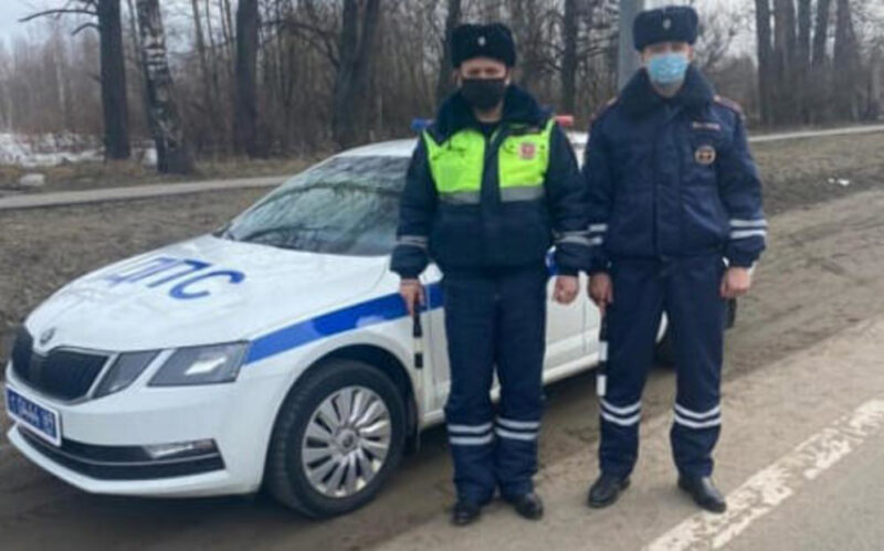В Тверской области на трассе М-10 автоинспекторы помогли водителю В Тверской области на трассе М-10 автоинспекторы помогли водителю
