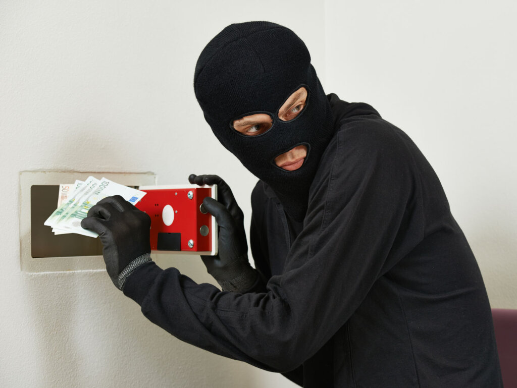 Сейф приколов: вор обокрал сейф с фальшивками