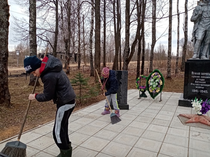 Оленинские школьники привели в порядок братскую могилу