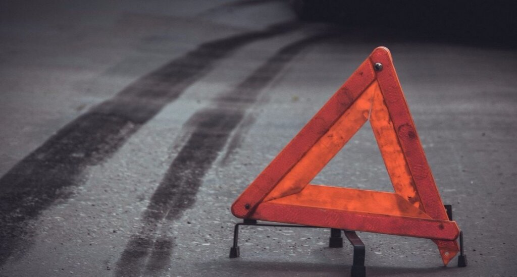 В районе Химинститута фургон застрял в барьерном ограждении