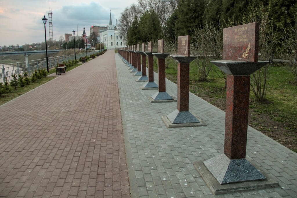 В Ржеве отреставрировали стелы с именами Героев СССР