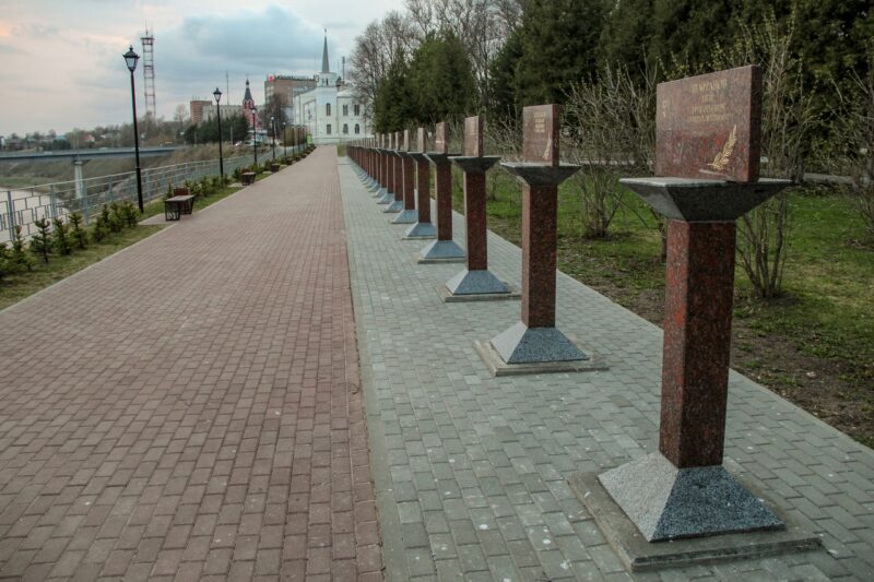 В Ржеве отреставрировали стелы с именами Героев СССР В Ржеве отреставрировали стелы с именами Героев СССР