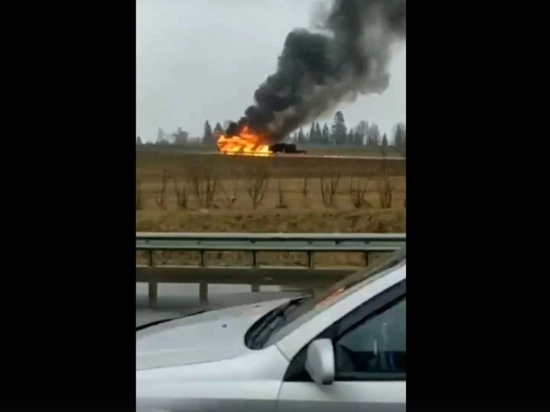 На трассе в Тверской области полыхала фура На трассе в Тверской области полыхала фура
