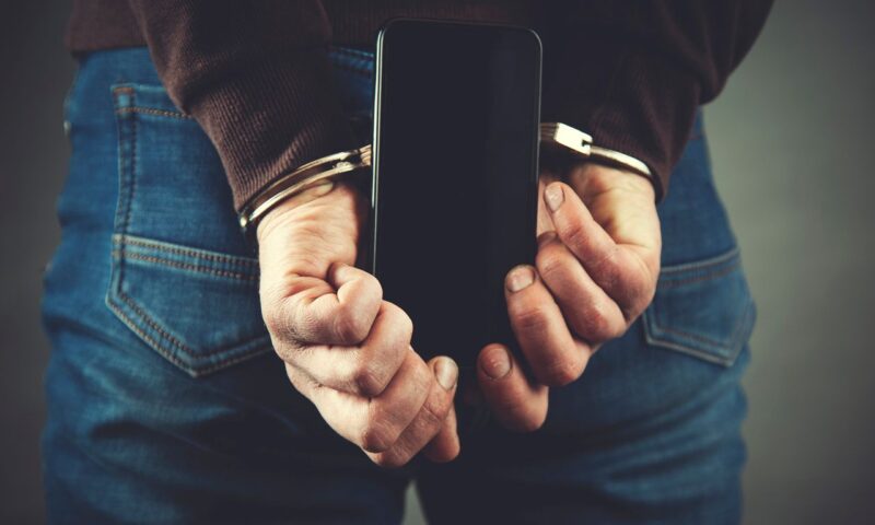 В Тверской области мужчина сядет в тюрьму за насильственное похищение сотового телефона