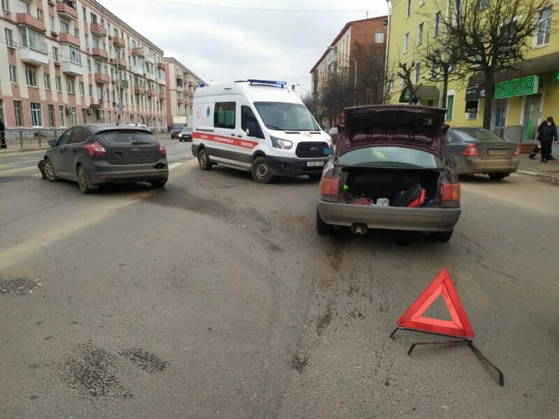 Проспект Ленина в Твери стал местом ДТП с двумя машинами Проспект Ленина в Твери стал местом ДТП с двумя машинами