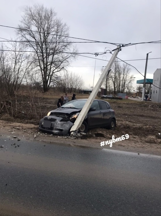 В Тверской области иномарка протаранила столб В Тверской области иномарка протаранила столб