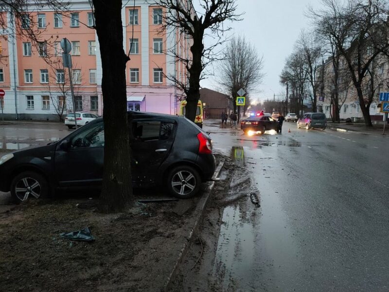 В центре Твери столкнулись две машины В центре Твери столкнулись две машины