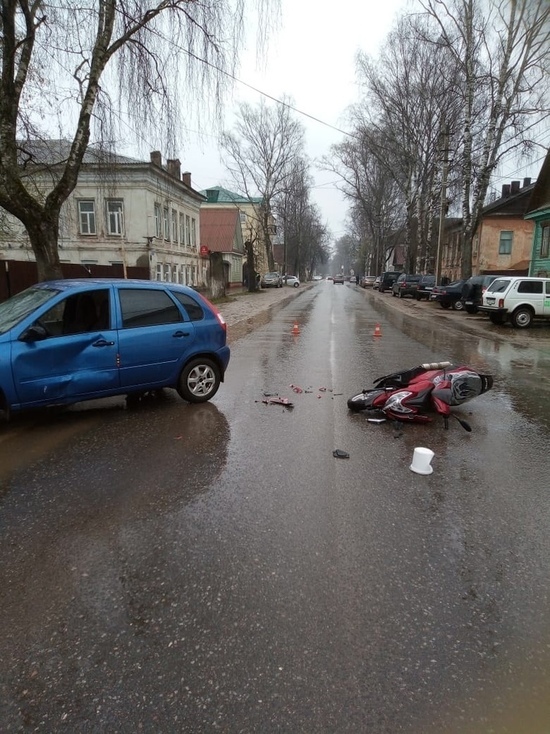 Автомобилист сбил мотоциклиста в Тверской области Автомобилист сбил мотоциклиста в Тверской области