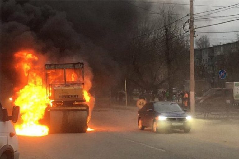 В Московском районе Твери сгорела асфальтоукладочная машина В Московском районе Твери сгорела асфальтоукладочная машина