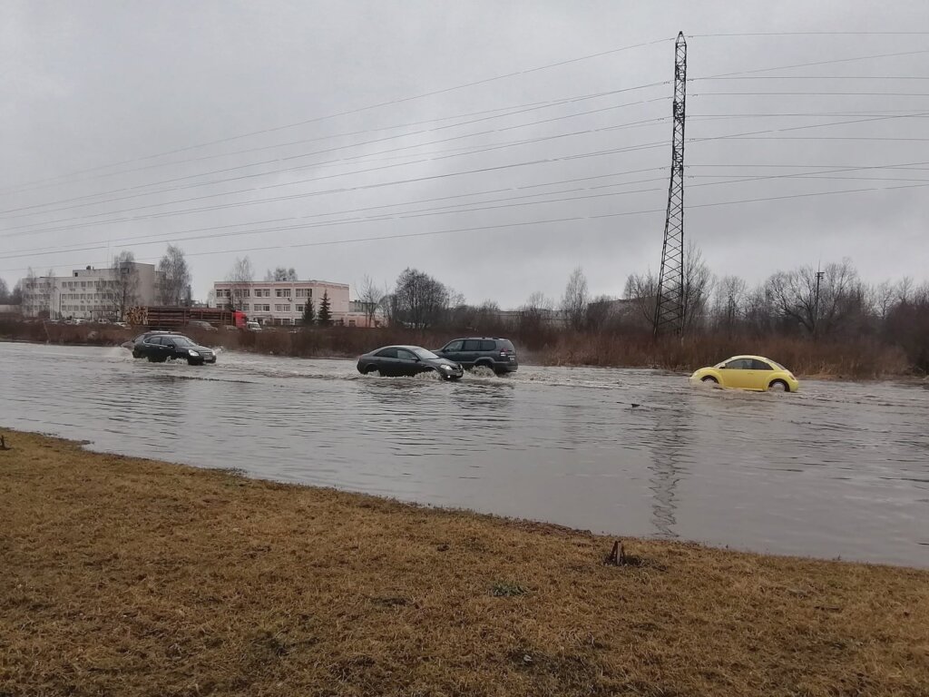 На дороге Твери образовалась гигантская лужа