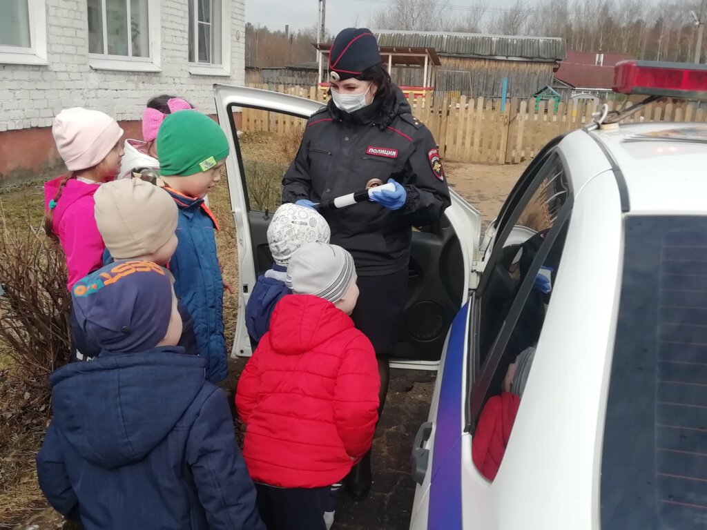 Западнодвинские автоинспекторы рассказали дошкольникам о правилах дорожного движения