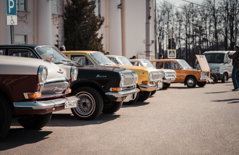 Фотоотчет: ретроавтомобили проехали по главным улицам Твери