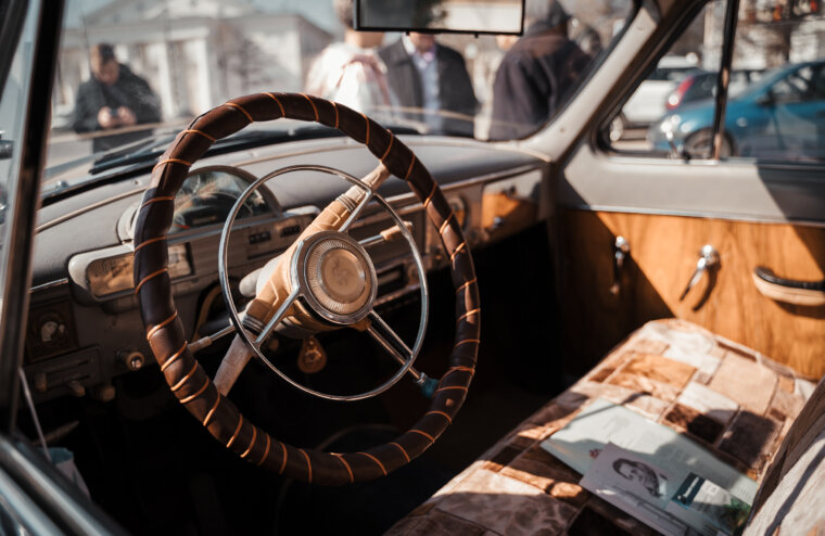 Фотоотчет: ретроавтомобили проехали по главным улицам Твери