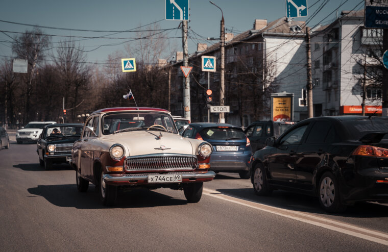 Фотоотчет: ретроавтомобили проехали по главным улицам Твери