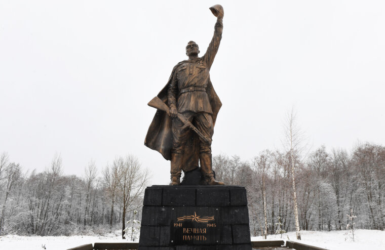 В Лихославле Игорь Руденя возложил цветы к Памятнику неизвестному солдату и Обелиску Победы