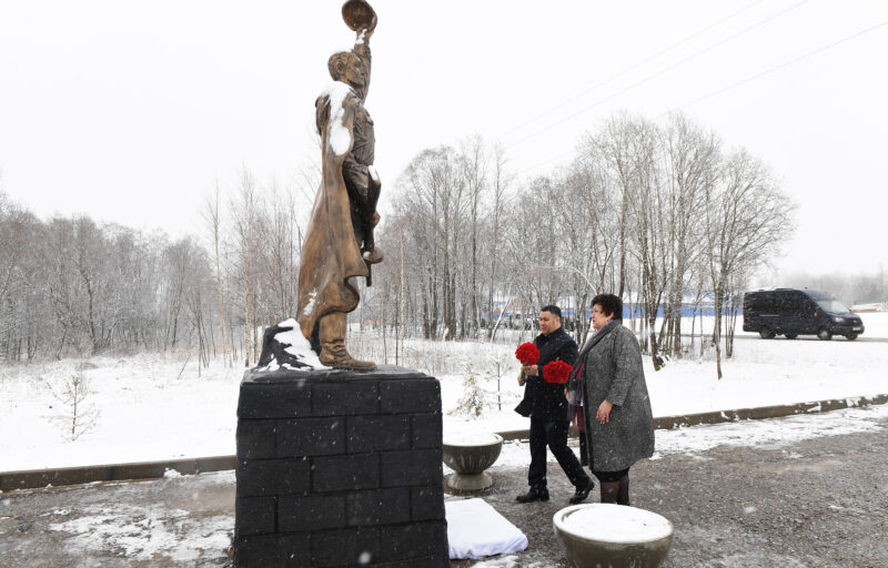 В Лихославле Игорь Руденя возложил цветы к Памятнику неизвестному солдату и Обелиску Победы В Лихославле Игорь Руденя возложил цветы к Памятнику неизвестному солдату и Обелиску Победы