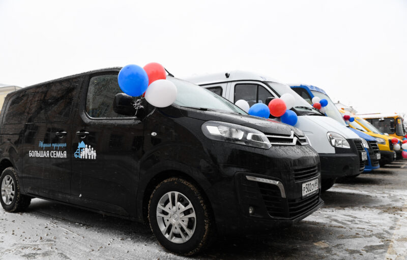 40 многодетных семей Верхневолжья при поддержке области приобрели автомобили