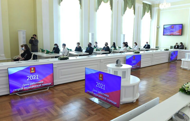 Губернатор Игорь Руденя наградил сотрудников скорой медицинской помощи Верхневолжья