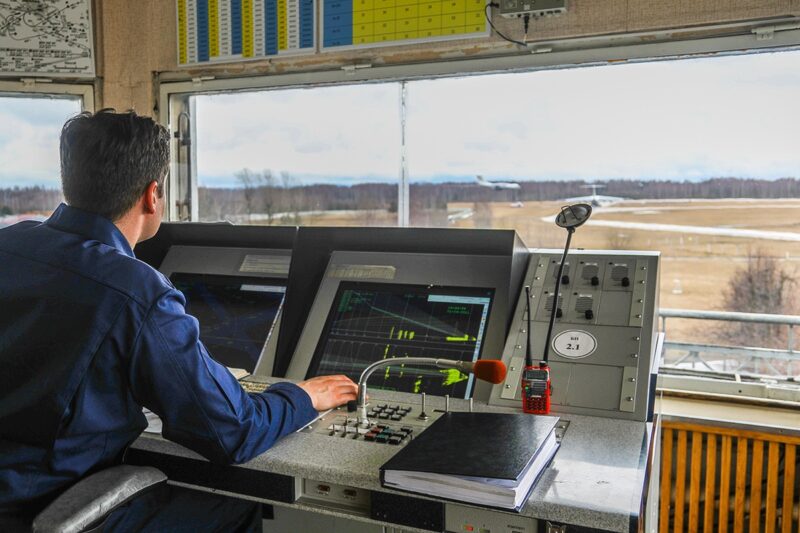 Летчики военно-транспортной авиации провели командирские полеты над тверским аэродромом