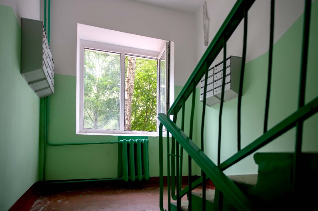 В домах Оленинского округа продолжают ремонтировать подъезды