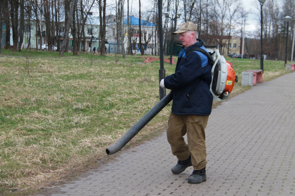 Библиотекари Нелидово приняли участие в субботнике