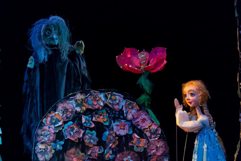 Тверской театр кукол покажет спектакль "Аленький цветочек" по акции