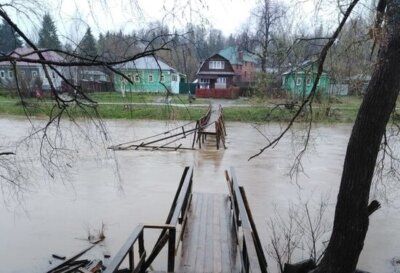 В Тверской области водяной поток смыл новый мост В Тверской области водяной поток смыл новый мост