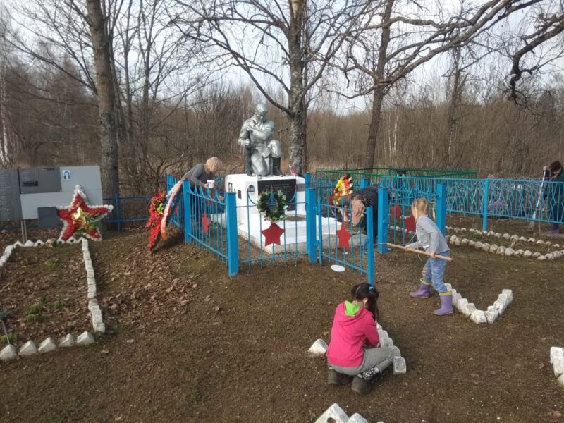 «Покончить с мусором»: жители Ржевского района привели в порядок общественные территории