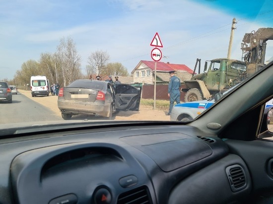 В Твери на перекрестке легковушка не пропустила пожарную машину В Твери на перекрестке легковушка не пропустила пожарную машину