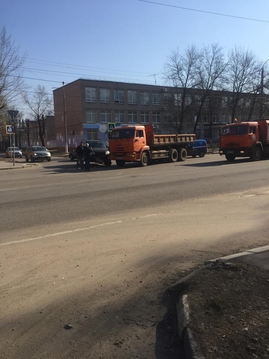 В Твери КамАЗ и УАЗ не поделили дорогу В Твери КамАЗ и УАЗ не поделили дорогу