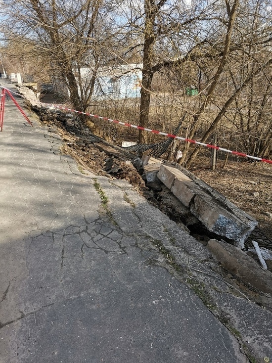 В Твери обрушилось ограждение и часть тротуара на набережной В Твери обрушилось ограждение и часть тротуара на набережной