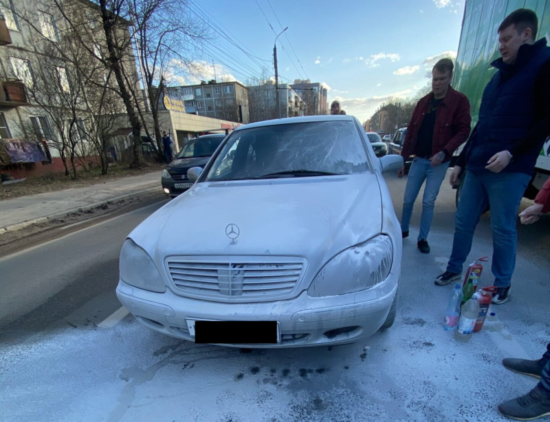 В Твери неравнодушные водители спасли воспламенившийся автомобиль В Твери неравнодушные водители спасли воспламенившийся автомобиль