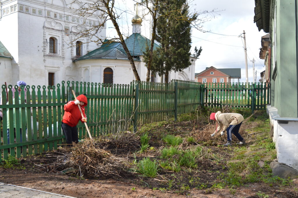 В Тверской области убрали территорию у дома Патриарха Тихона