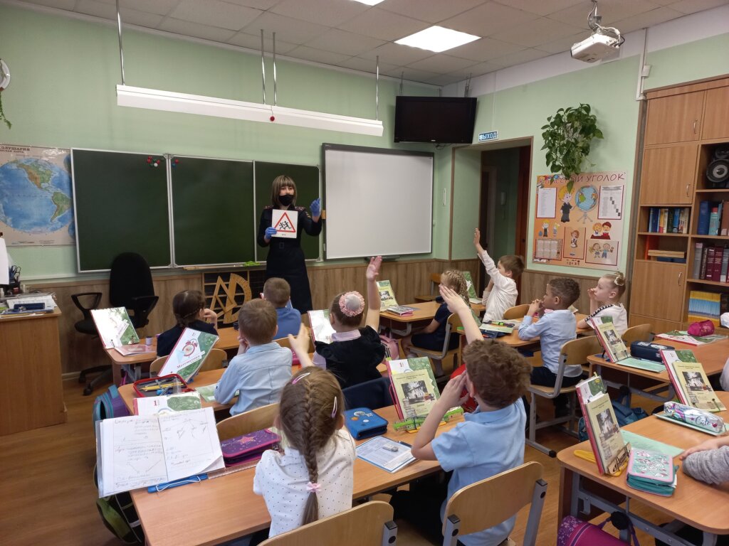 Сотрудники ГИБДД рассказали школьникам о правилах безопасности на дорогах