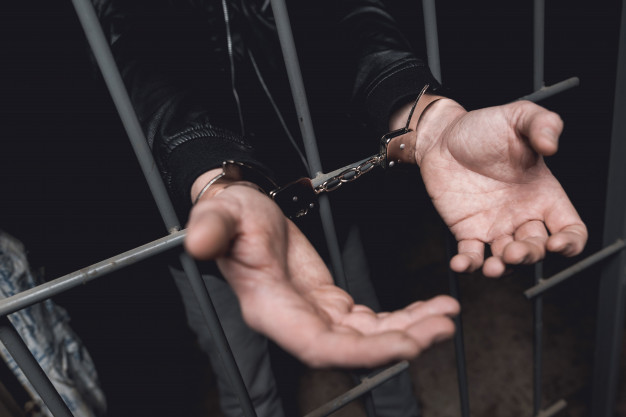 В Конаковском районе мужчина пытался зарезать двух полицейских ножом В Конаковском районе мужчина пытался зарезать двух полицейских ножом