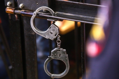 В Тверской области задержанный злоумышленник напал на полицейских с ножом В Тверской области мужчина вынес из дома знакомого всю технику, пока хозяина не было на месте