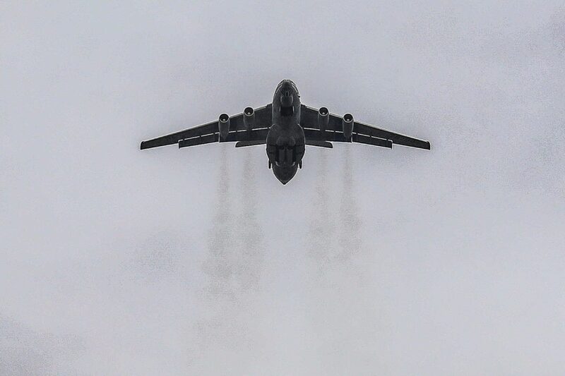 Летчики военно-транспортной авиации провели командирские полеты над тверским аэродромом