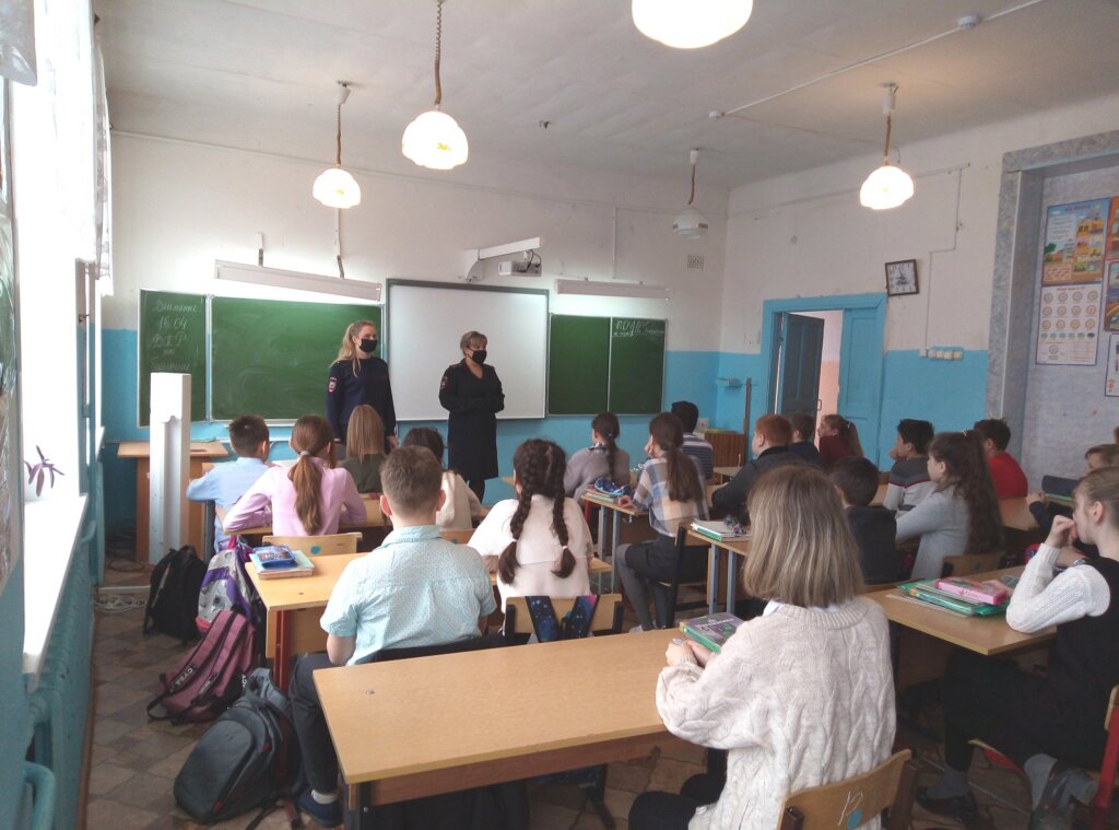 Сотрудники Ржевской Госавтоинспекции провели профилактические беседы со школьниками