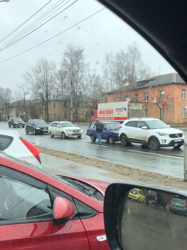 Перед Восточным мостом Твери легковушка столкнулась с мини-кроссовером